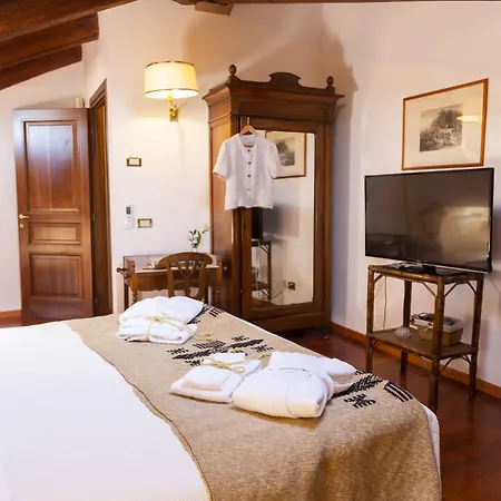 Oda ve Kahvaltı Palazzo Sismonda 3*